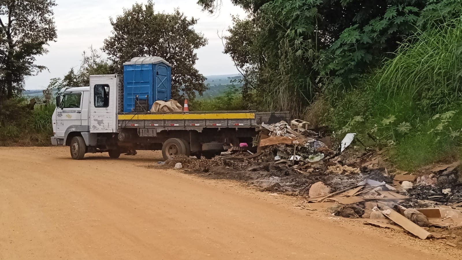 Caminhão de empresa terceirizada do DER é multado por descarte irregular de entulho em área proibida em Itapeva