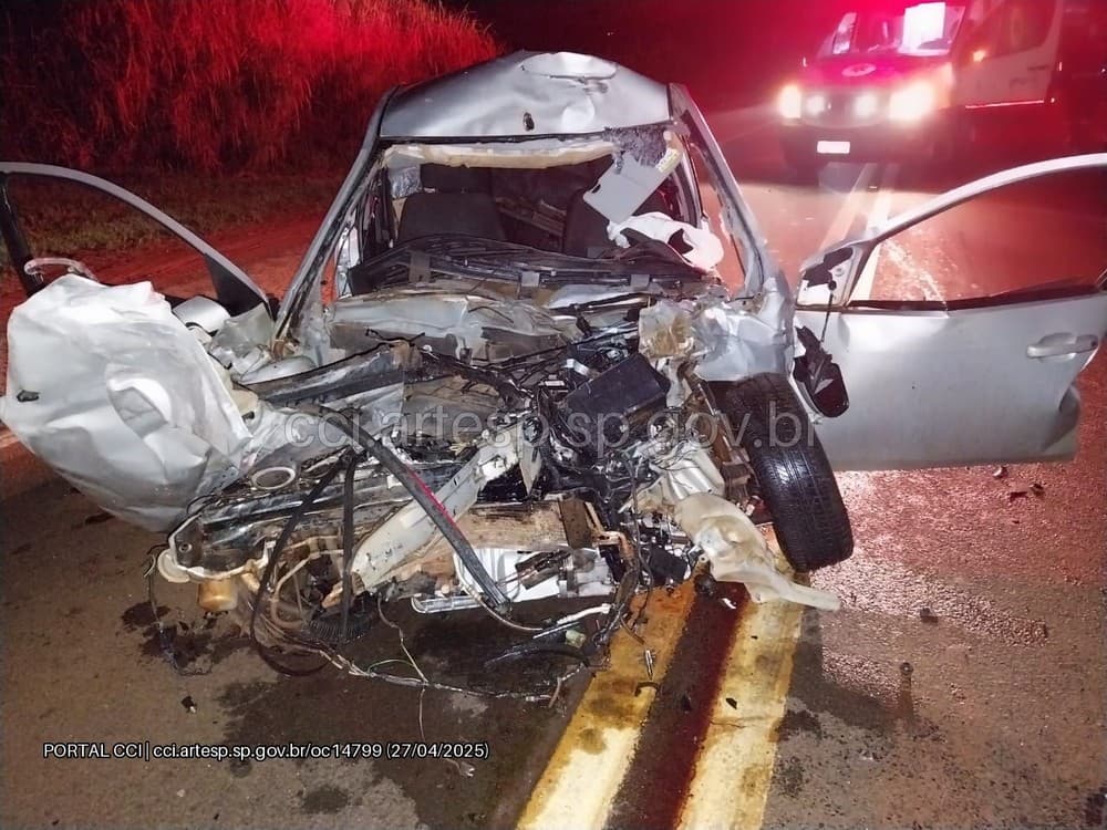Colisão frontal na SP-255 em Taquarituba deixa um morto e dois feridos