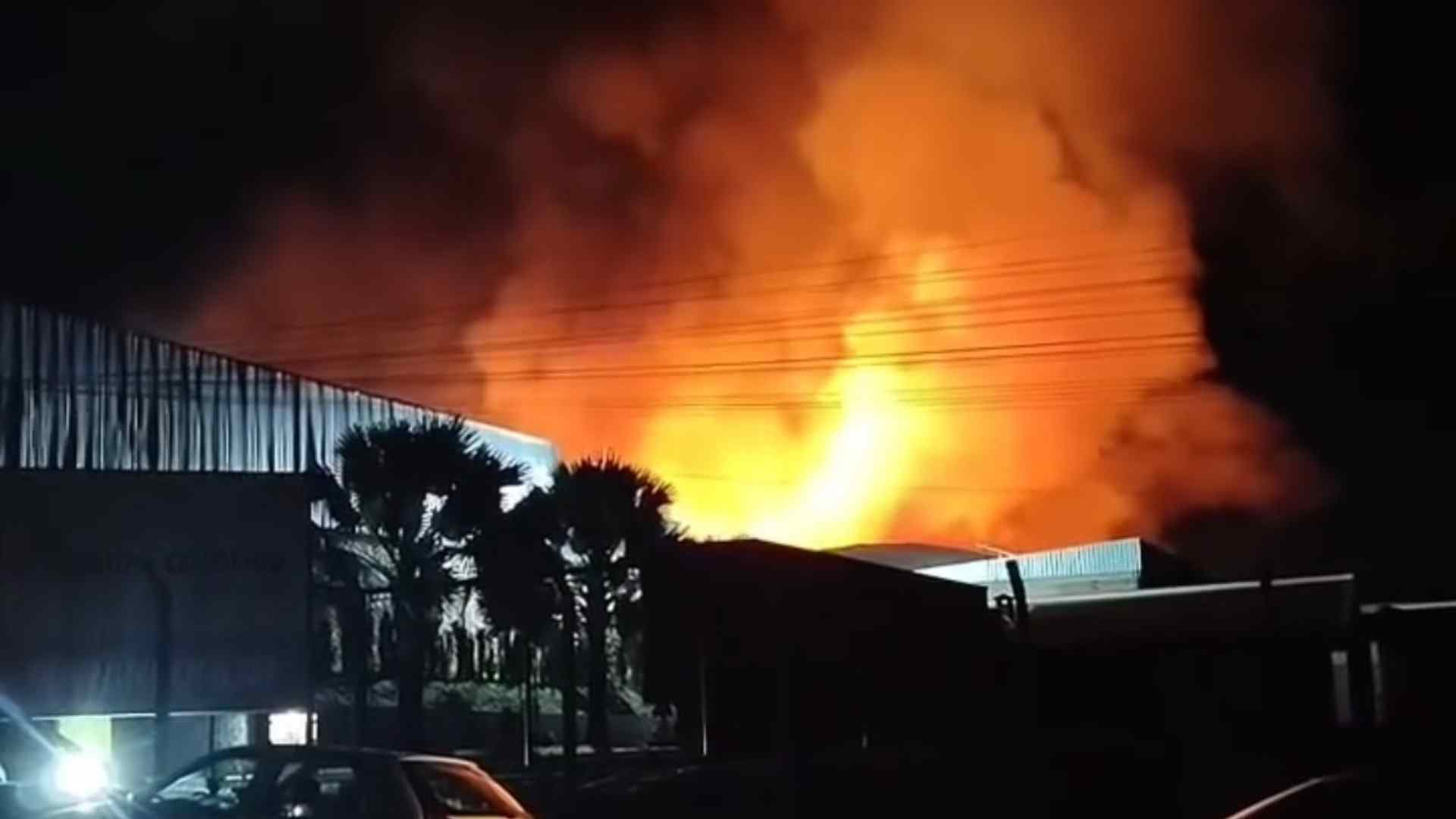 Incêndio de grandes proporções destrói fábrica no Distrito Industrial de Itararé