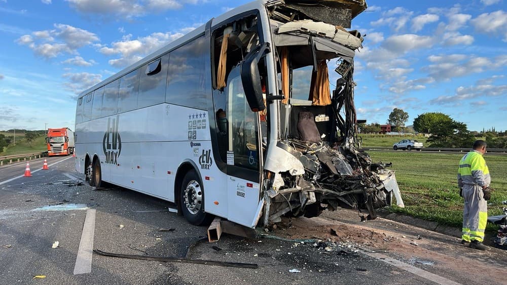 Ônibus bate em carreta na Castello Branco em Tatuí: motorista morre e 30 ficam feridos