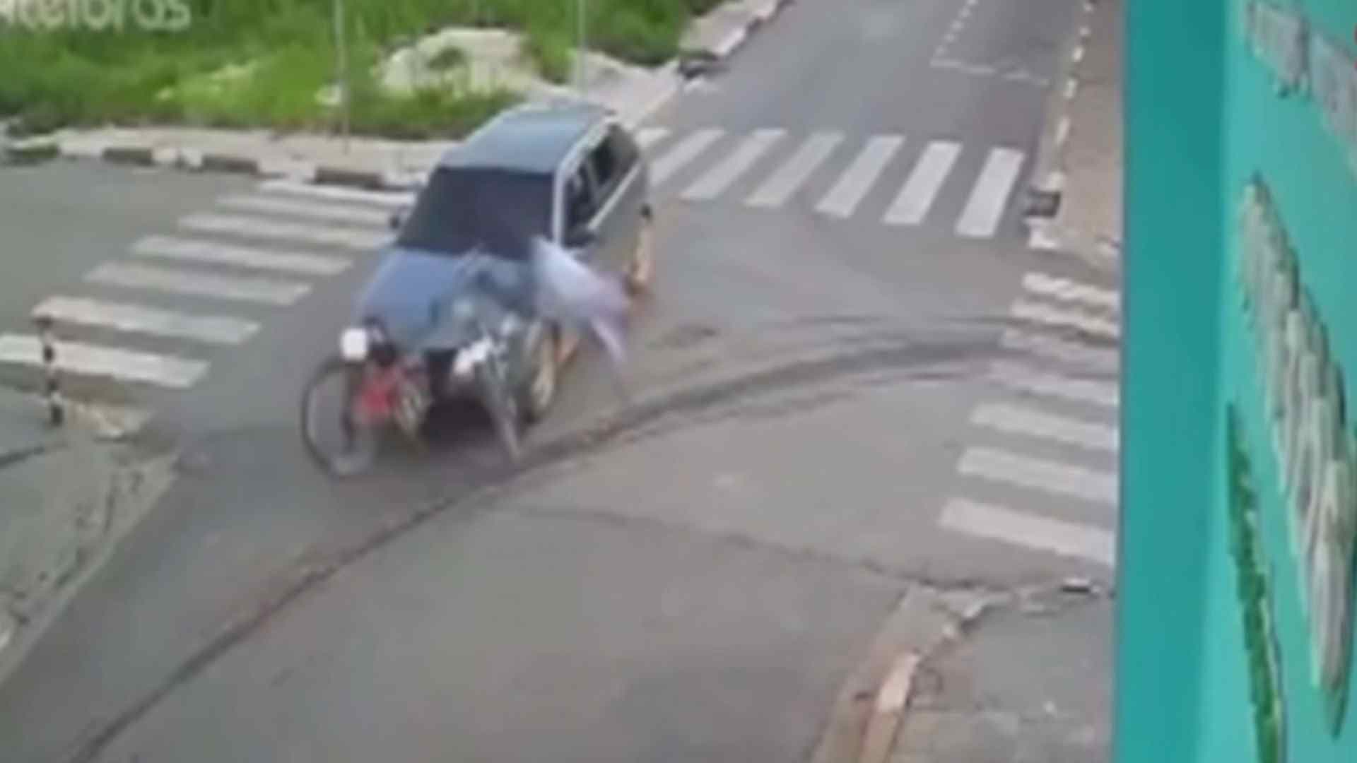 Ciclista é atropelado por carro em cruzamento no Centro de Ribeirão Branco