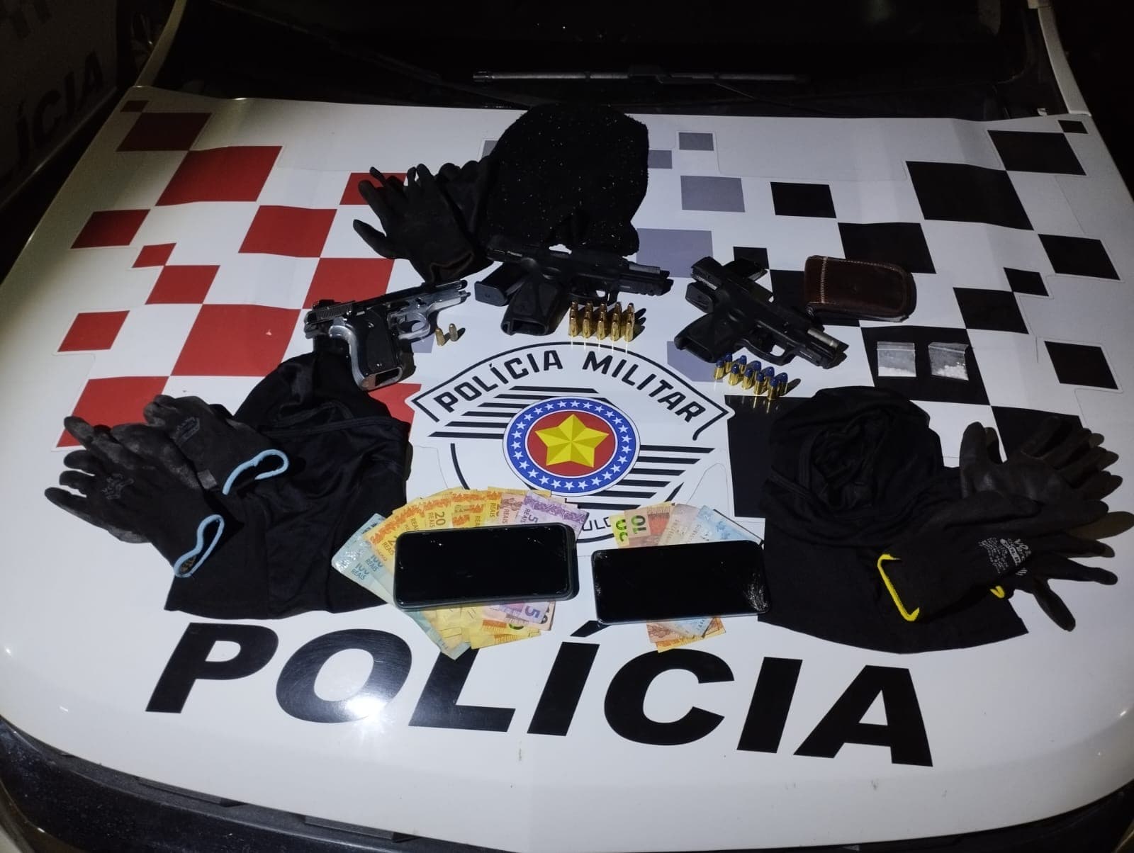 Polícia apreende armas, drogas e veículos roubados em operação em Ribeirão Branco