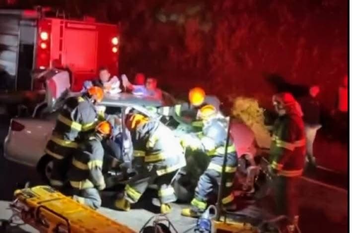 Grave acidente entre van e carro de passeio bloqueia parcialmente a Rodovia Salim Curiati, em Avaré