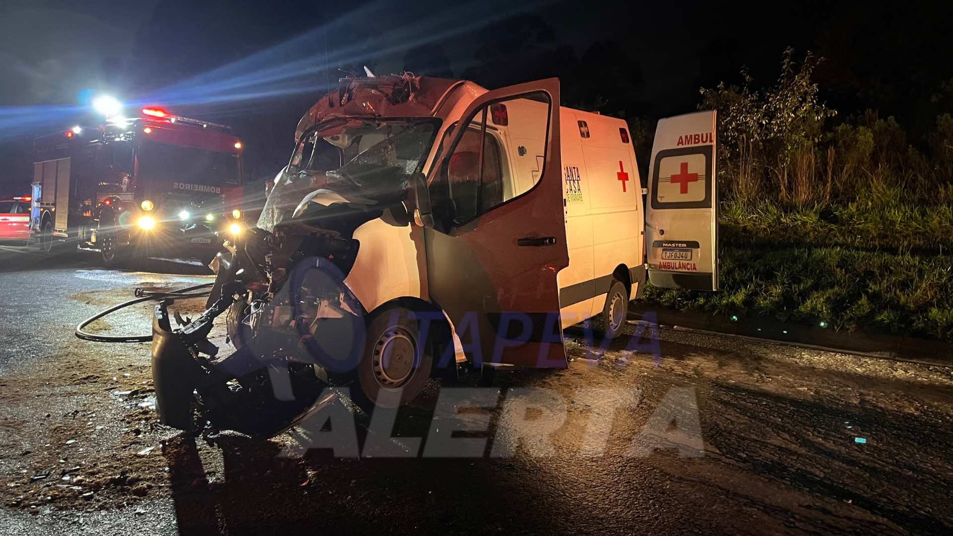 Mulher morre e duas pessoas ficam feridas em grave acidente envolvendo ambulância na SP-258