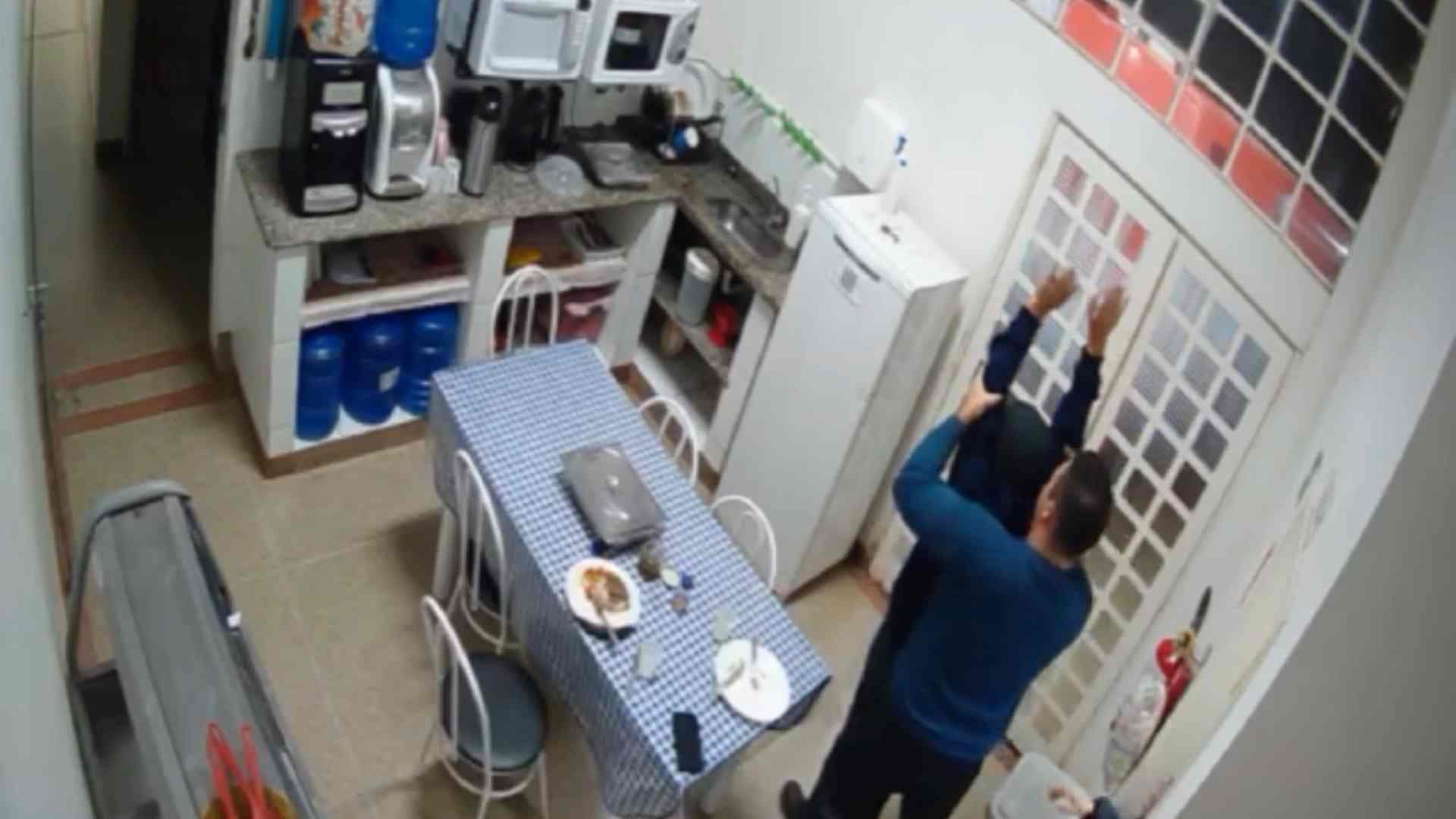 Profissional do SAMU sofre engasgo durante jantar na base e é salvo por colega com manobra de OVACE
