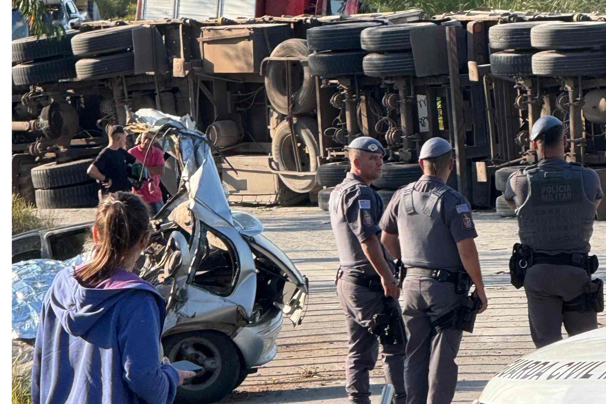 Homem morre após ser atingido por carreta na Descida da Gabiroba