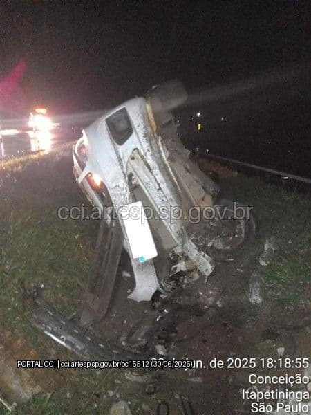 Veículo da Prefeitura de Taquarivaí tomba na SP-127 durante forte chuva; duas pessoas ficam feridas