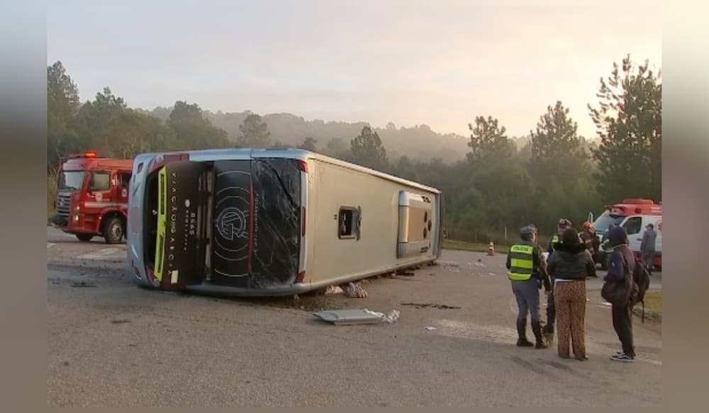 Ônibus tomba na SP-270 em Itapetininga e deixa 28 feridos, sendo 11 em estado grave