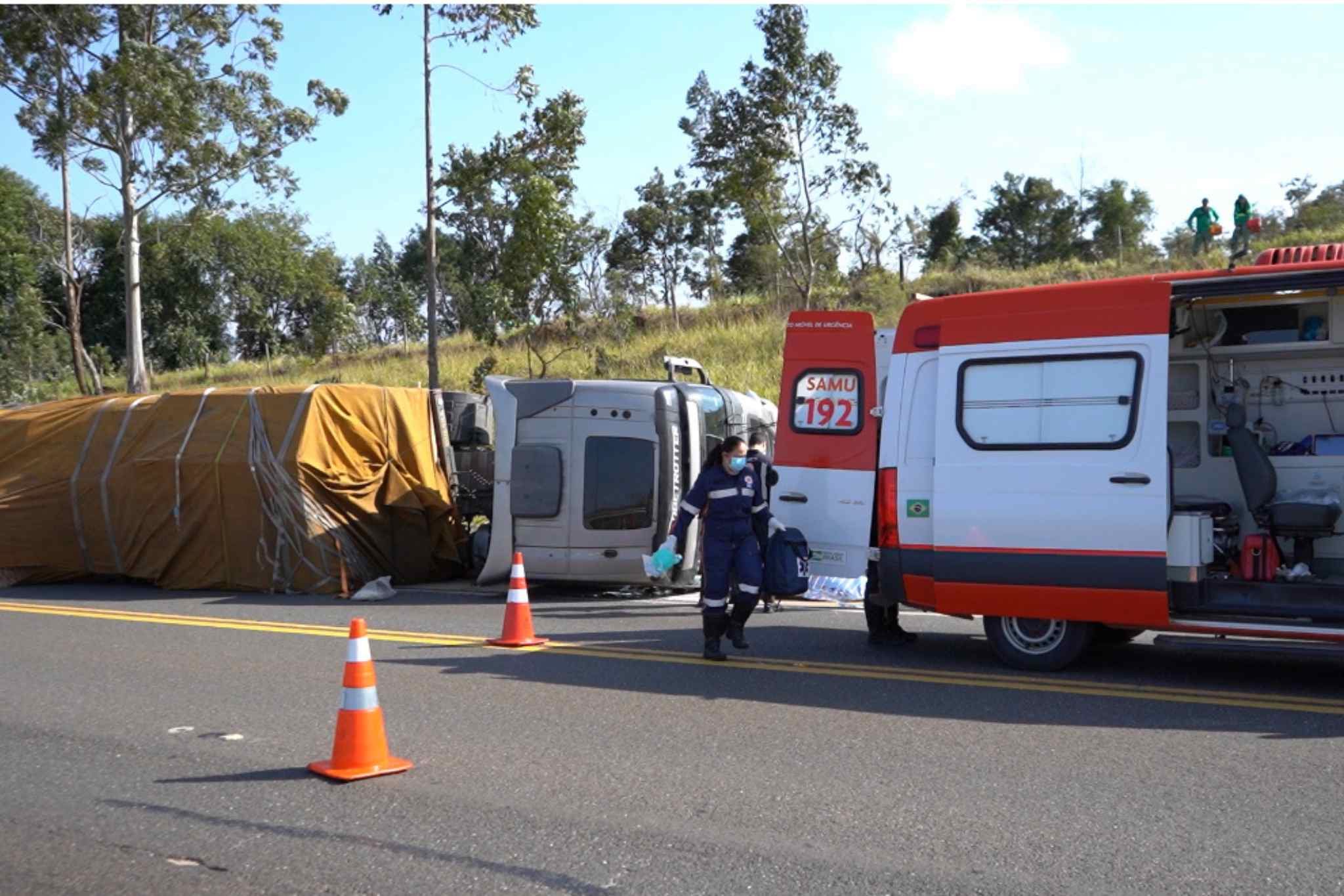 Caminhoneiro sofre mal súbito, tomba carreta e morre na Rodovia Francisco Alves Negrão, em Itapeva
