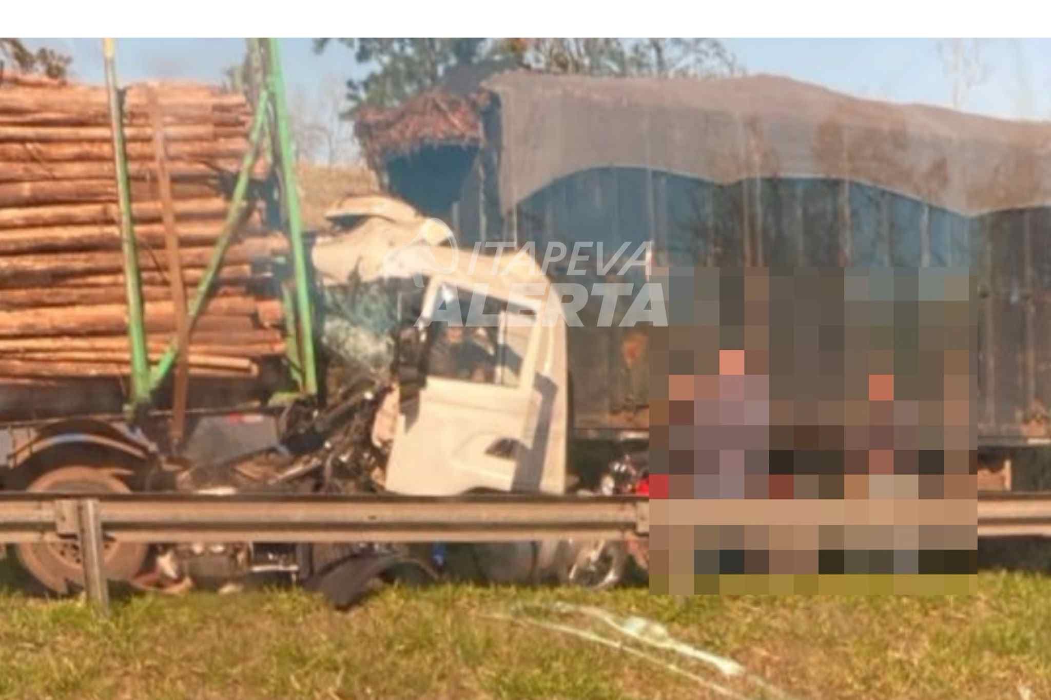 Colisão entre carretas causa lentidão na SP-127, em Itapetininga