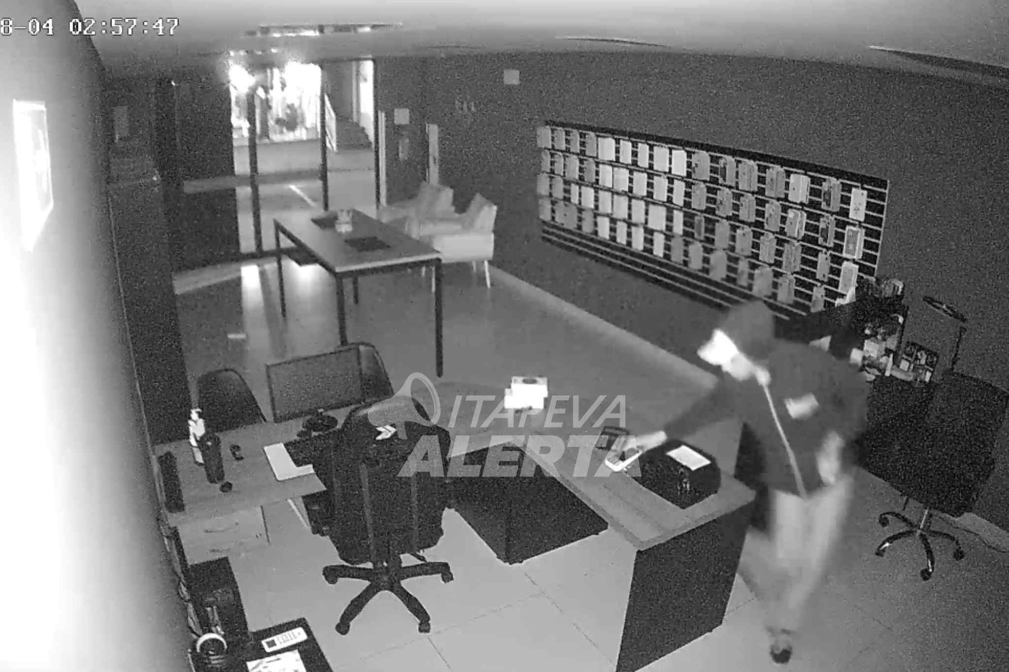 Ladrão arromba loja no Centro de Itapeva e furta celular e dinheiro