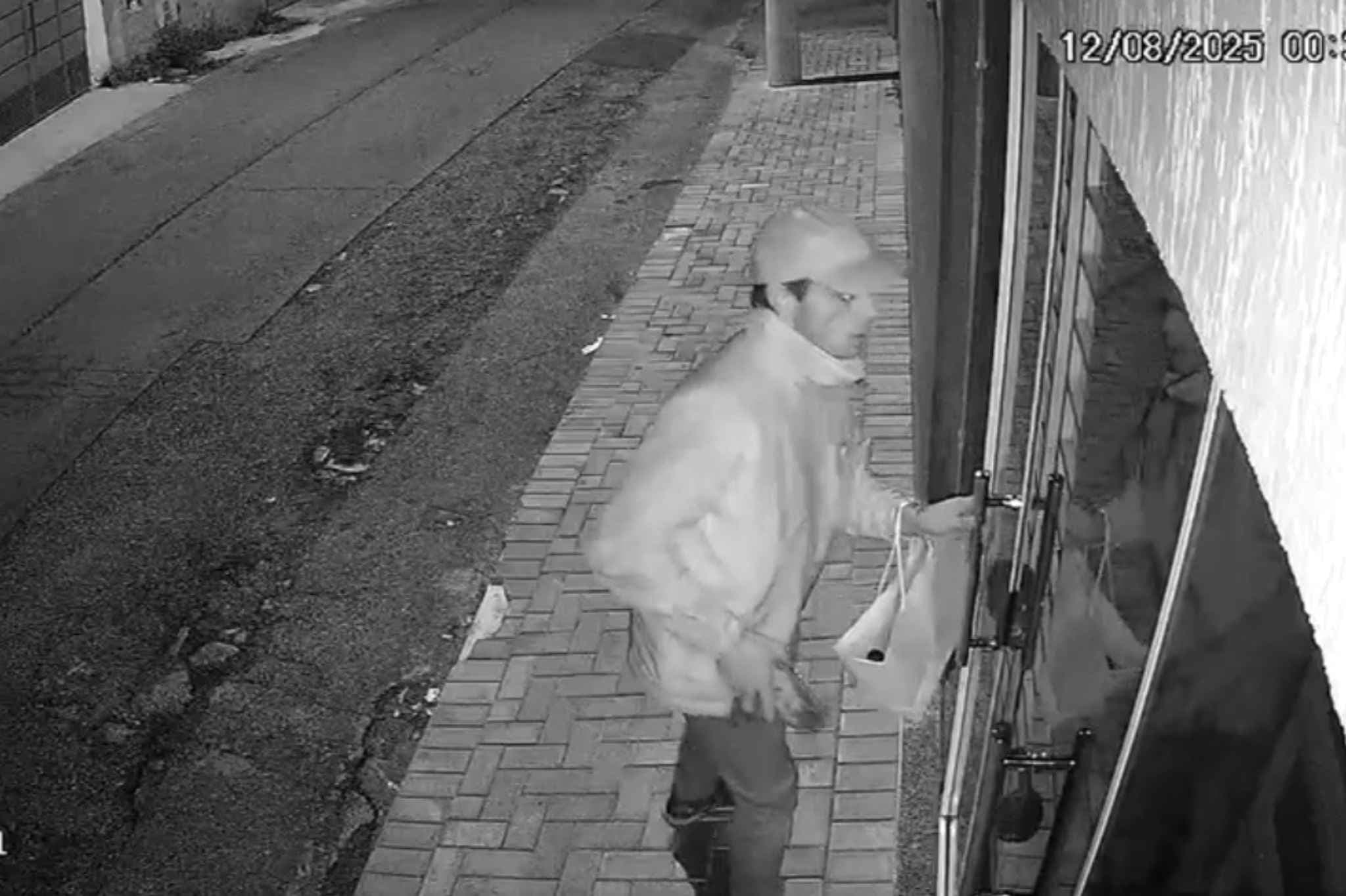 Na madrugada desta terça-feira (12), por volta de 0h30, um homem tentou furtar o consultório Espaço Zuliani, localizado na Rua Flauzino Antunes, na área central de Itapeva (SP).
