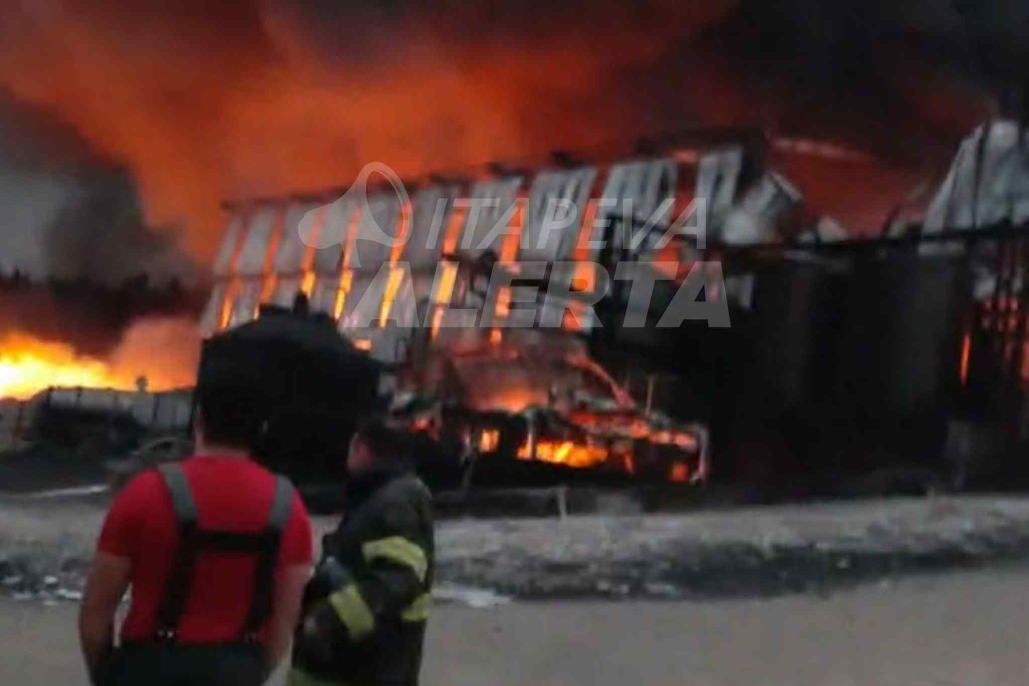 Exclusivo: Tenente do Corpo de Bombeiros fala sobre incêndio em galpão de resina em Buri/SP