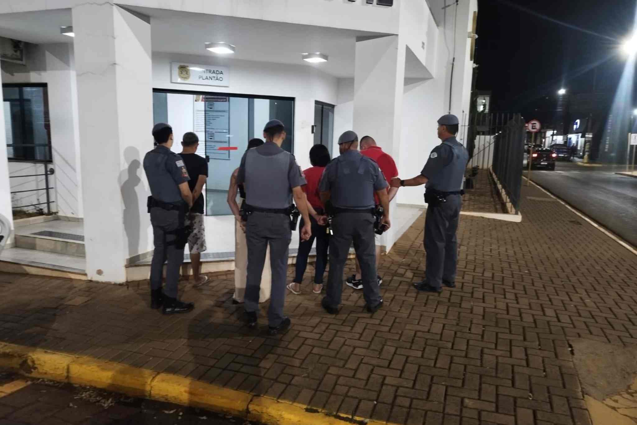 Polícia Militar prende quatro pessoas com mandados em aberto em Coronel Macedo