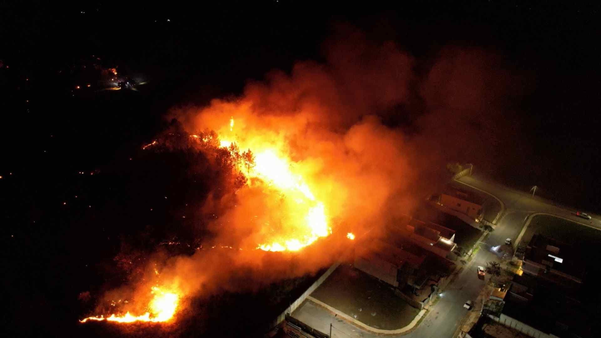 Incêndio de grandes proporções atinge área de mata próxima ao condomínio Ouro Ville em Itapeva SP