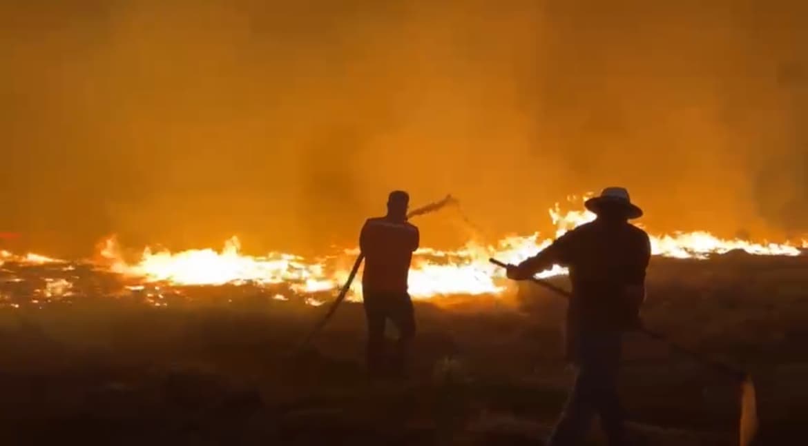 Incêndio de grandes proporções atinge área próxima ao Distrito Industrial de Itapeva e avança às margens da SP-258