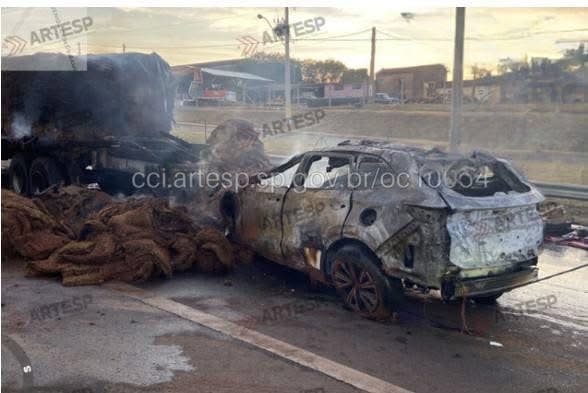 Colisão na SP-255 em Avaré deixa uma pessoa morta e causa interdição da rodovia
