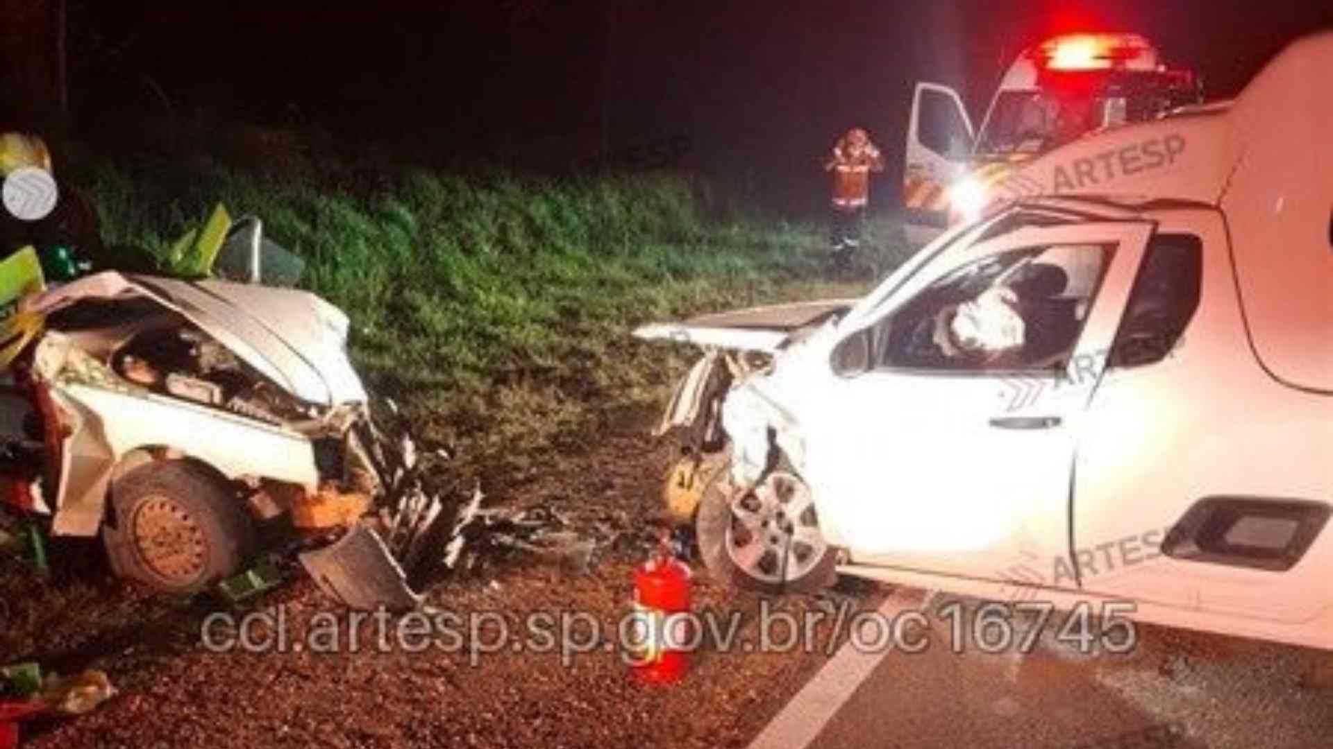 Colisão entre carro e ambulância deixa uma pessoa morta na SP-250 em São Miguel Arcanjo