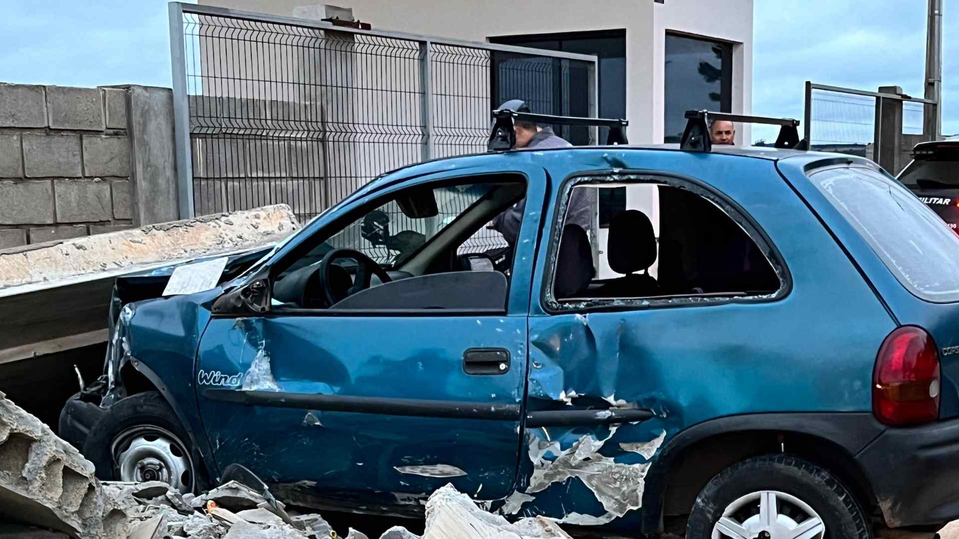 Polícia Militar encontra veículo abandonado após colisão em muro no Anel Viário Mário Covas, em Itapeva
