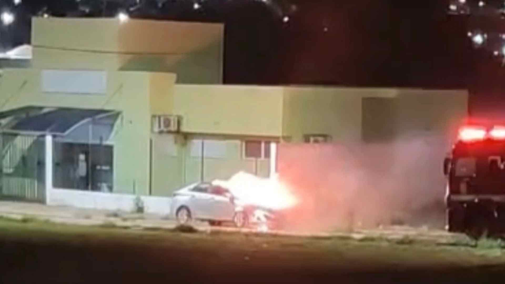 Carro estacionado pega fogo próximo a posto de saúde em Itapeva
