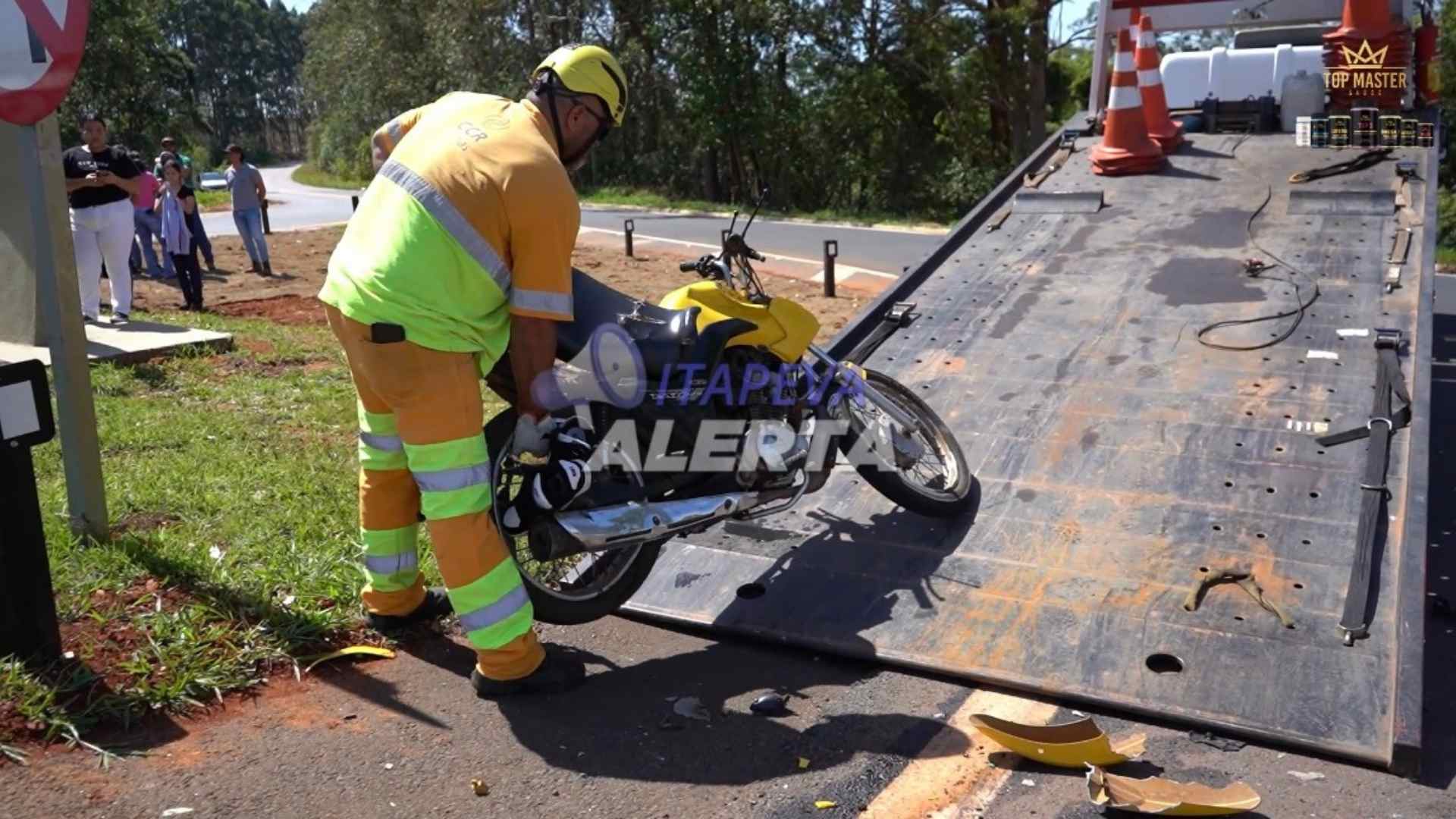 Grave acidente entre moto e ônibus escolar deixa jovem em estado gravíssimo na SP-258 em Itapeva/SP