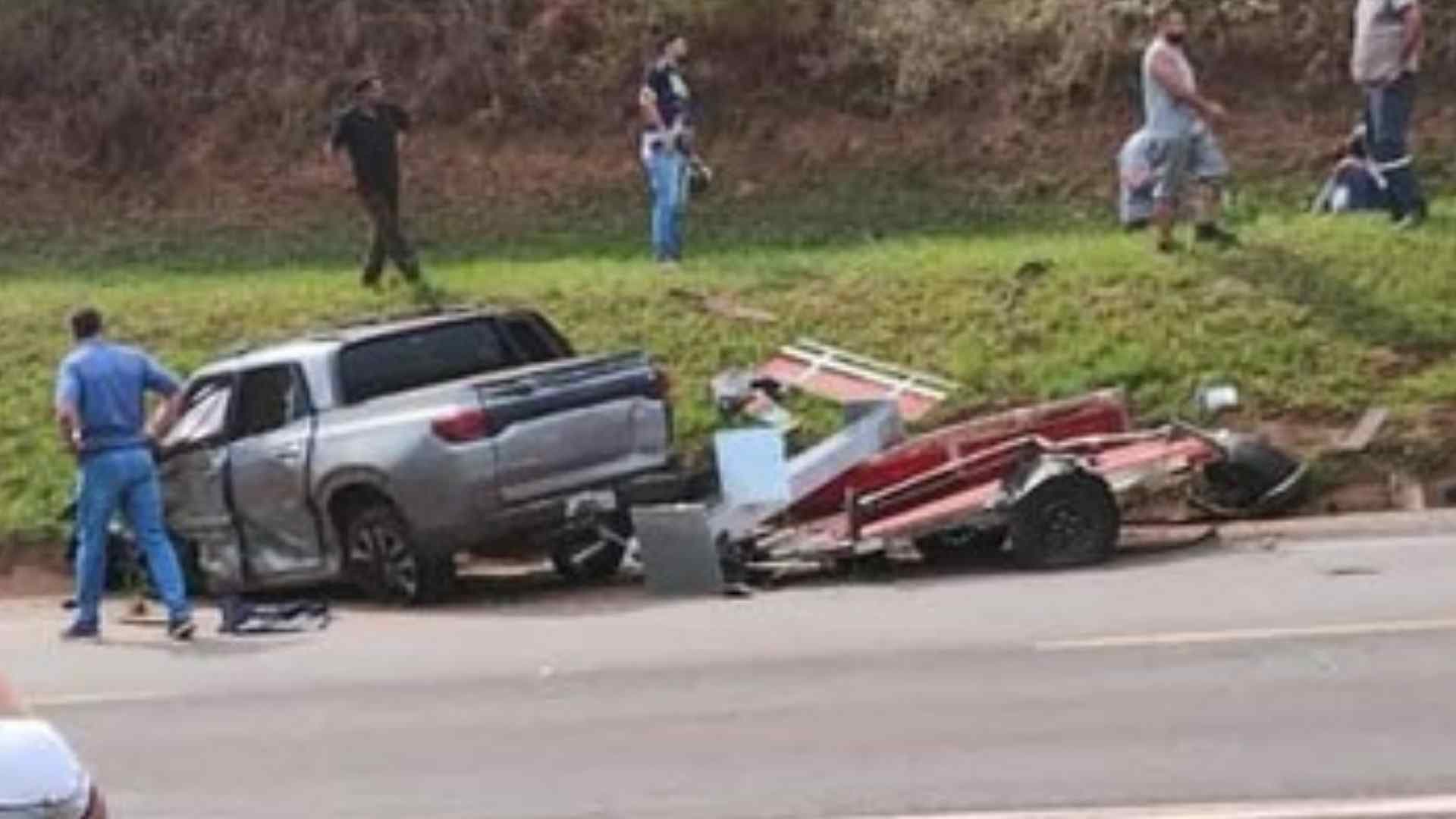 Duas pessoas morrem e quatro ficam feridas em grave colisão frontal na SP-255 em Itaí