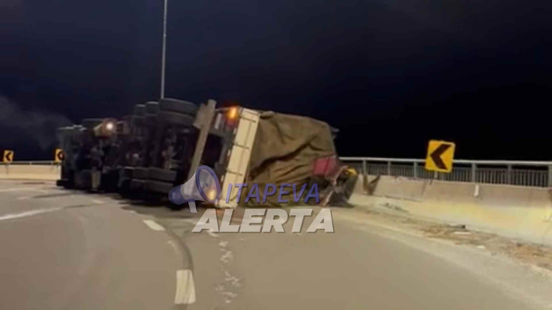 Caminhão carregado com madeira tomba e interdita alça de acesso em Itapeva/SP