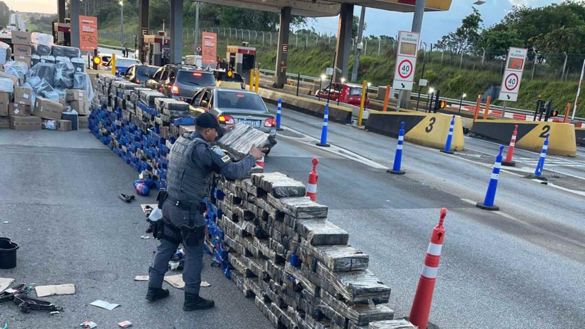 POLÍCIA RODOVIÁRIA APREENDE MAIS DE 4 TONELADAS DE MACONHA ESCONDIDAS EM CARGA DE UTENSÍLIOS DOMÉSTICOS NA RAPOSO TAVARES