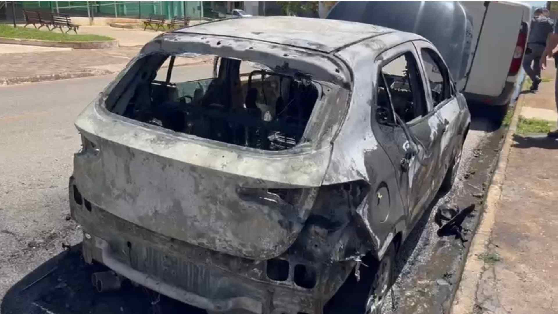 Carro pega fogo em frente à UBS do Jardim Maringá, fogo atinge outros 2 veículos em Itapeva