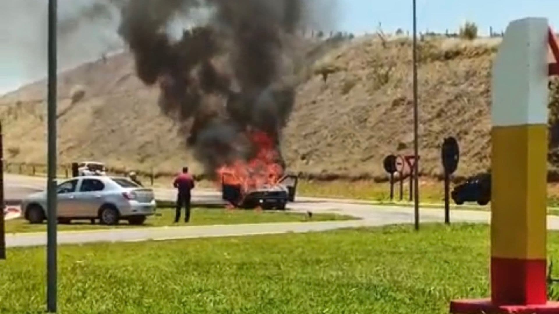 Três pessoas ficam feridas e carro pega fogo após acidente na SP-255, em Coronel Macedo