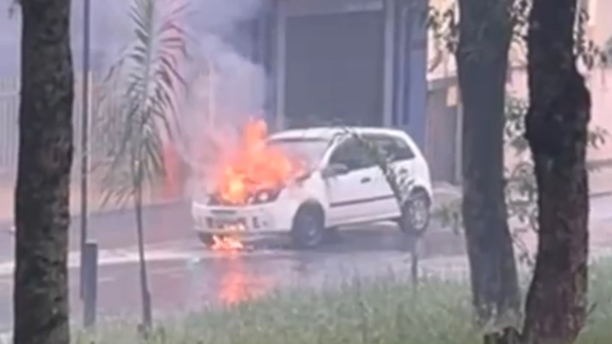Carro pega fogo na Avenida Acácio Piedade em Itapeva