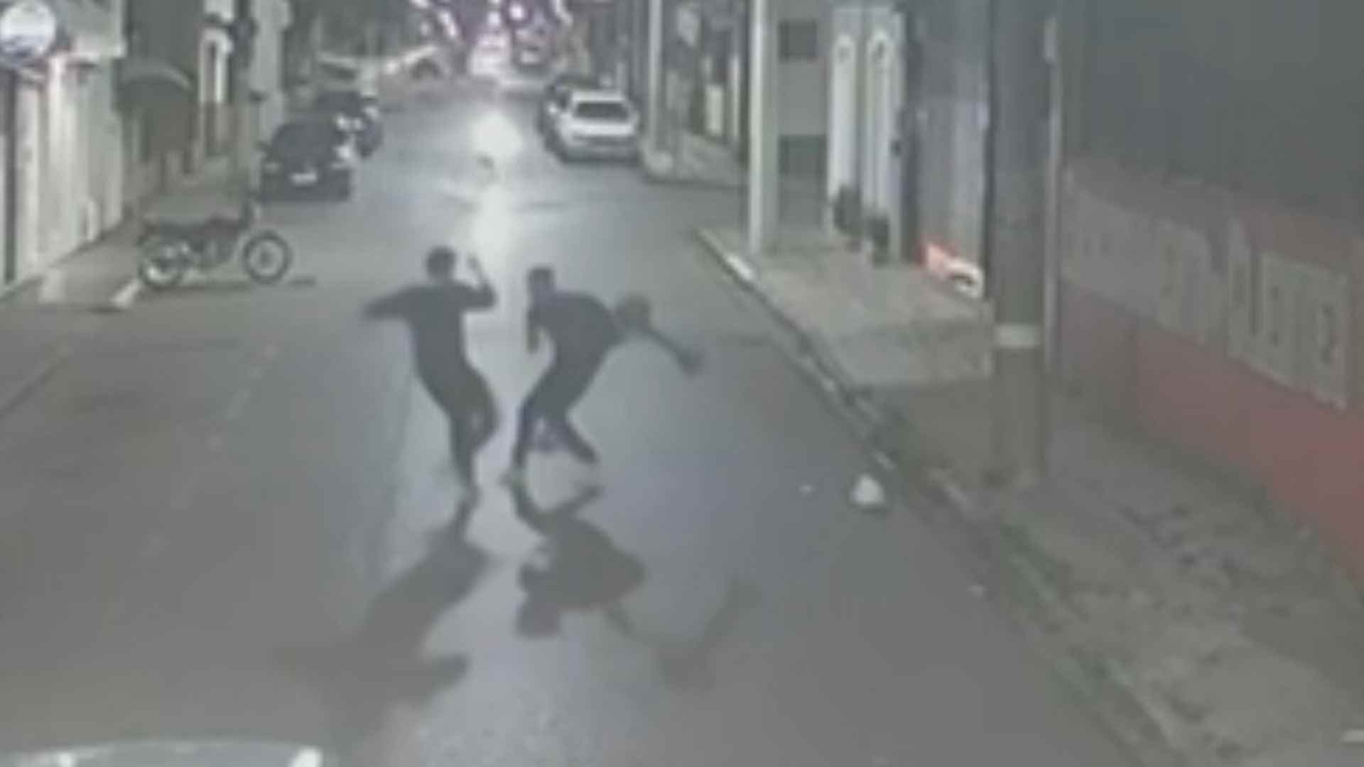 Jovem sofre agressão homofóbica e física ao sair do trabalho no centro de Itapeva/SP