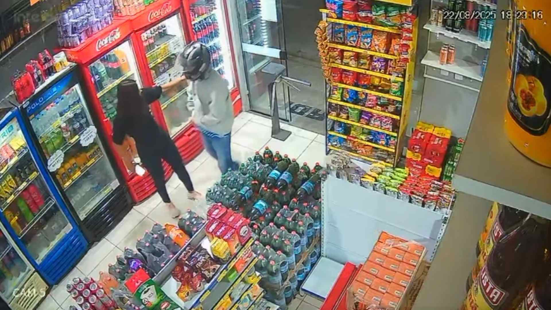 POLÍCIA CIVIL DE ITAPEVA PRENDE SUSPEITO QUE TENTOU ROUBAR CELULAR EM ADEGA