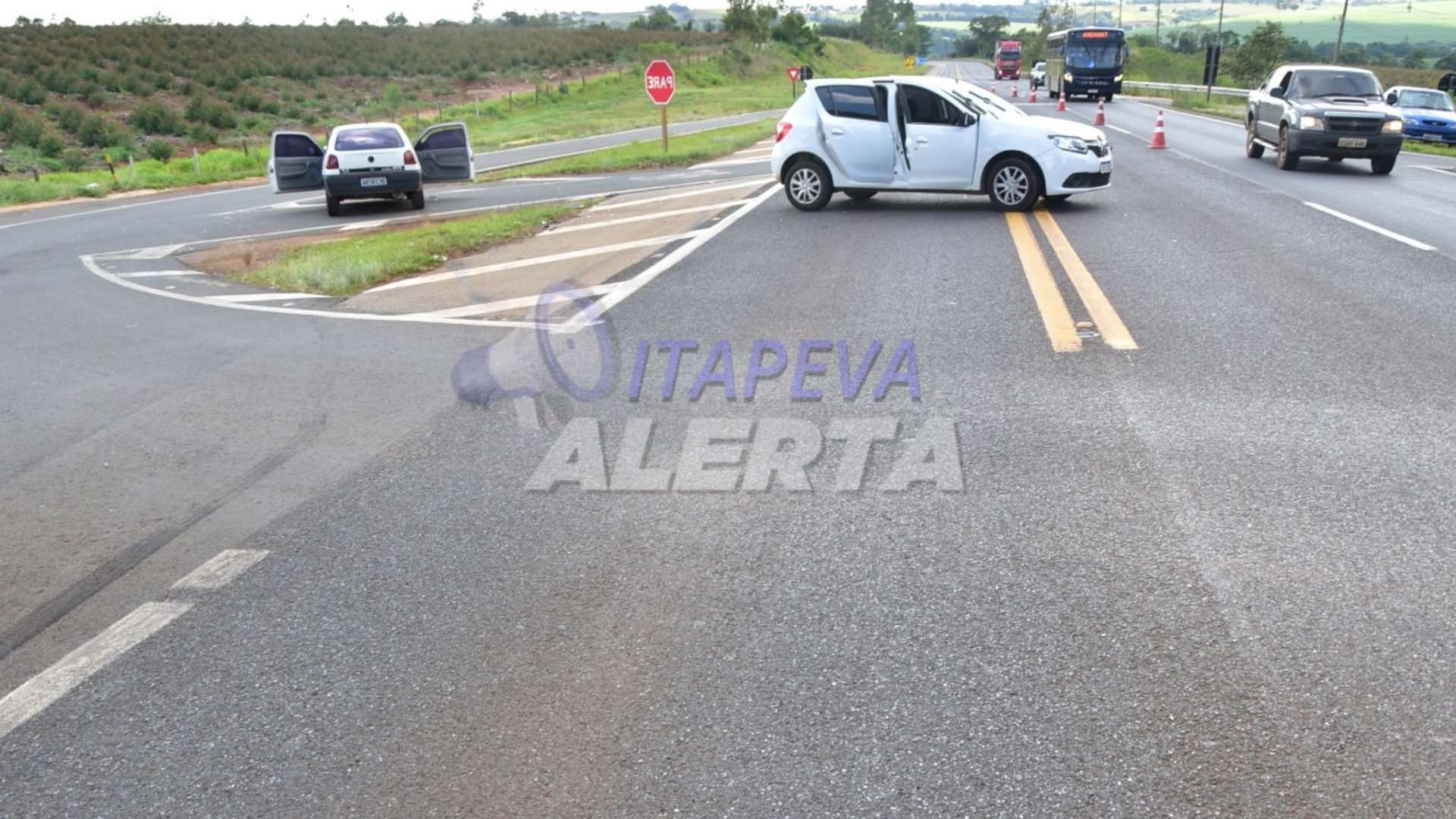 Acidente na SP-258 deixa mulher ferida e outras vítimas com lesões leves