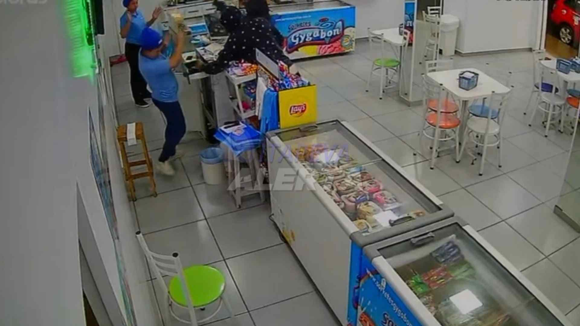 Dupla armada assalta sorveteria na Vila Aparecida e leva R$ 700 e celular de funcionária em Itapeva; estabelecimento já havia sido alvo de outro roubo