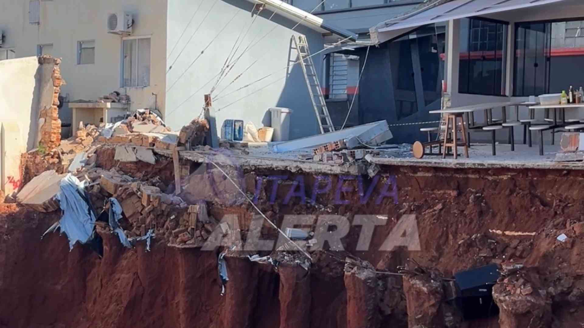 Muro desaba ao lado de batalhão da PM e área é isolada preventivamente