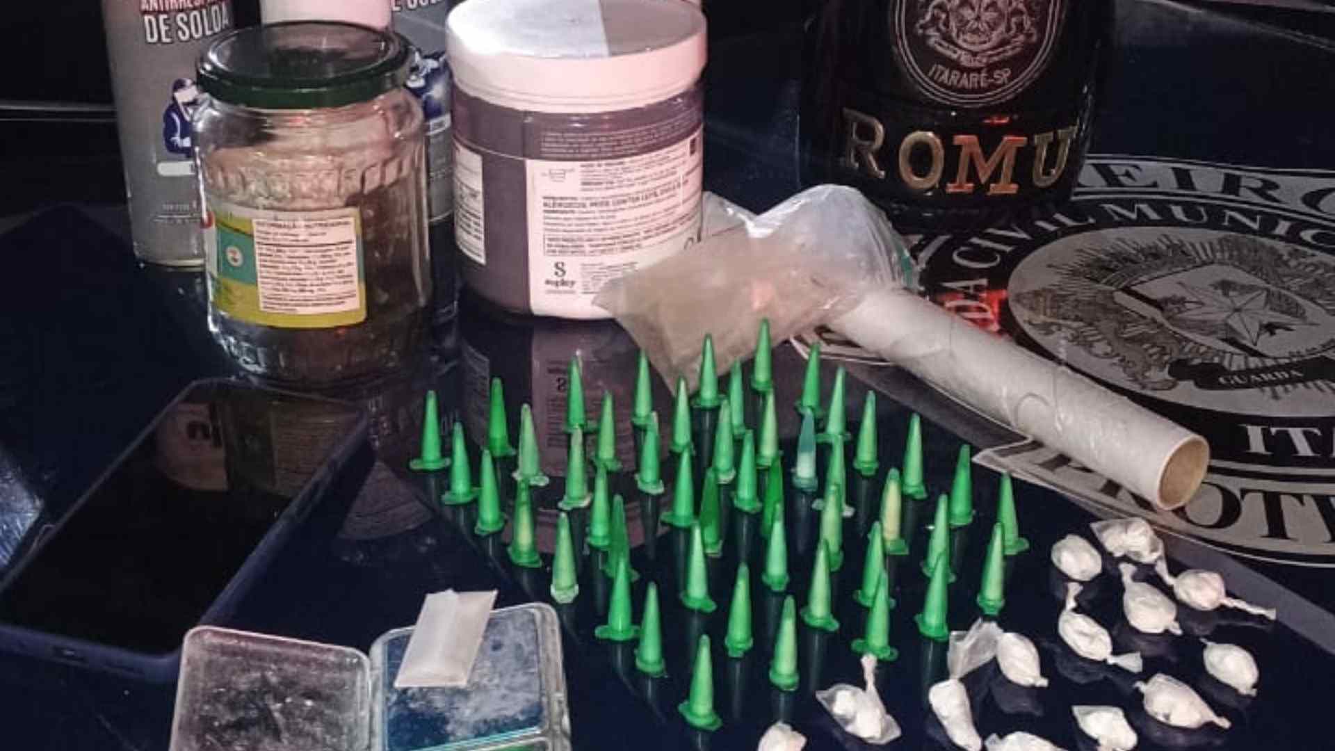 ROMU apreende drogas e materiais usados no tráfico durante patrulhamento em Itararé