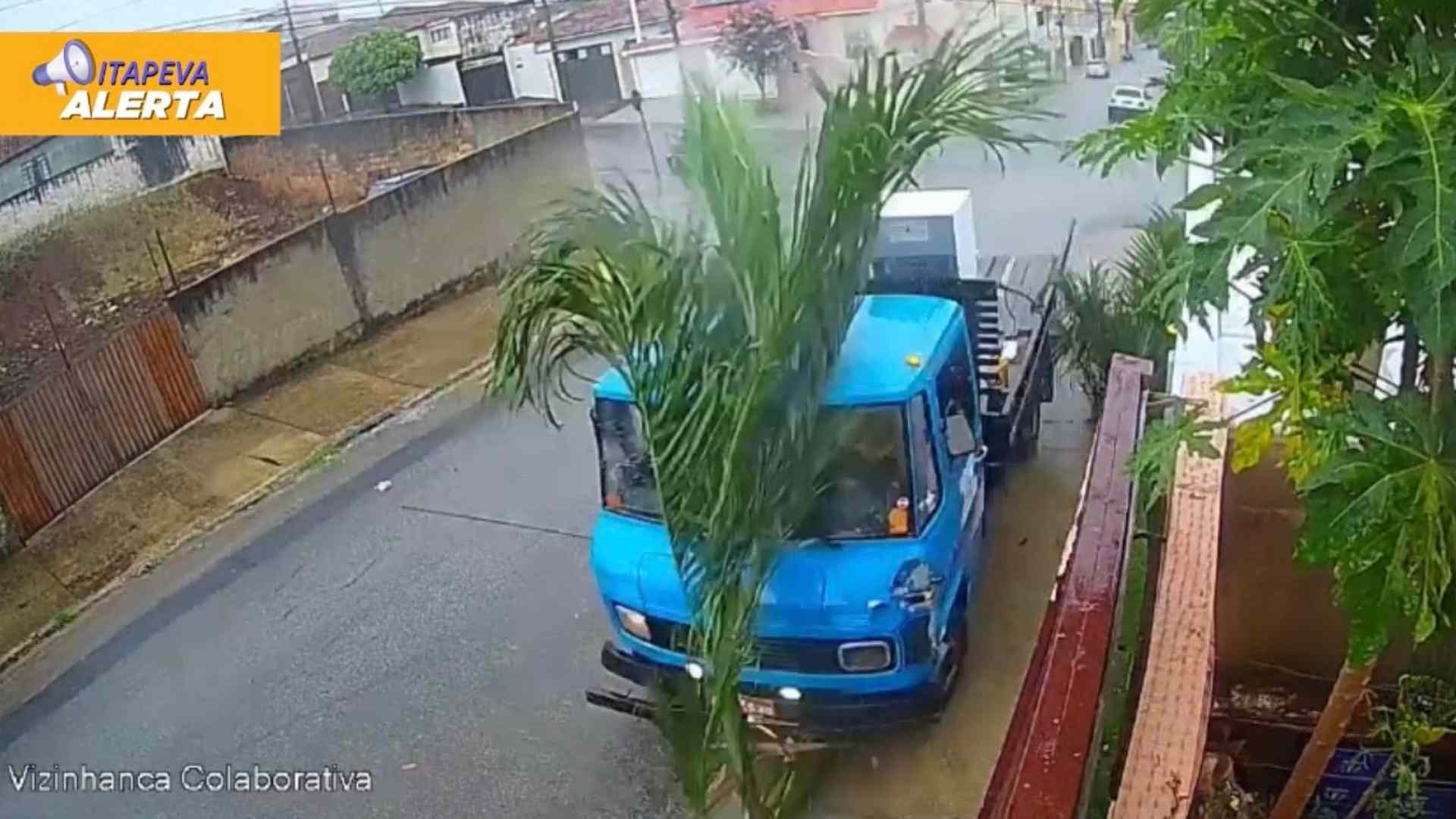 Caminhão perde os freios e provoca momentos de pânico no bairro Nossa Senhora de Fátima, em Itapeva