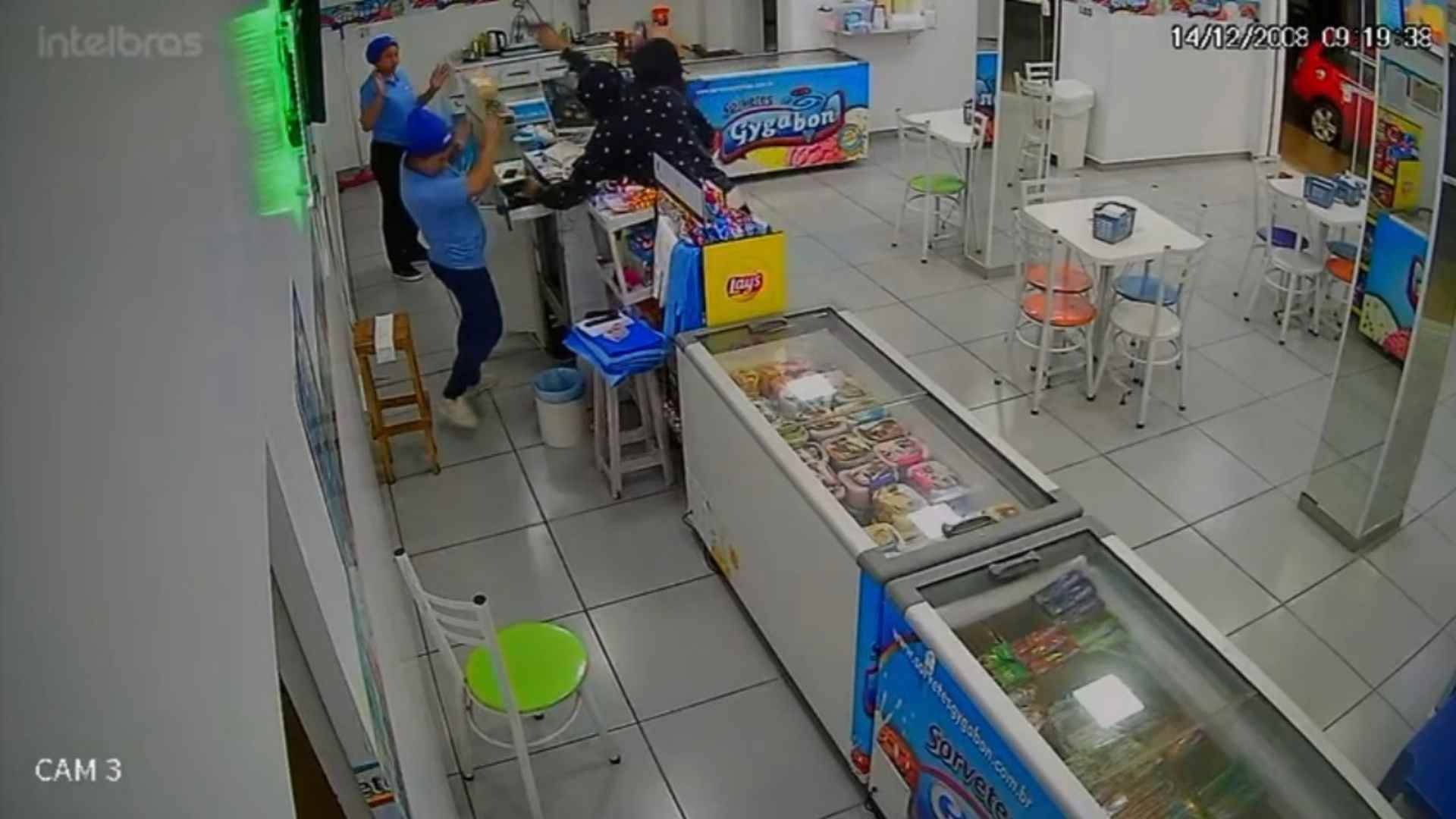 Bandidos armados que ameaçaram funcionárias em sorveteria são presos um mês após o crime em Itapeva/SP