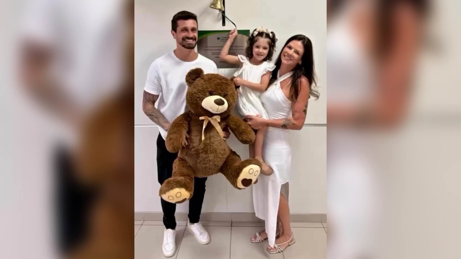 Médico do SAMU de Itapeva e sua esposa se emocionam ao anunciar fim do tratamento da filha: “Deus nos sustentou