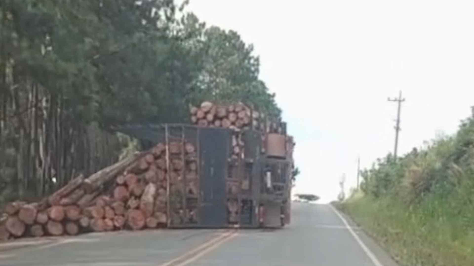 Caminhão carregado com toras de madeira tomba na vicinal Luiz José Sguário