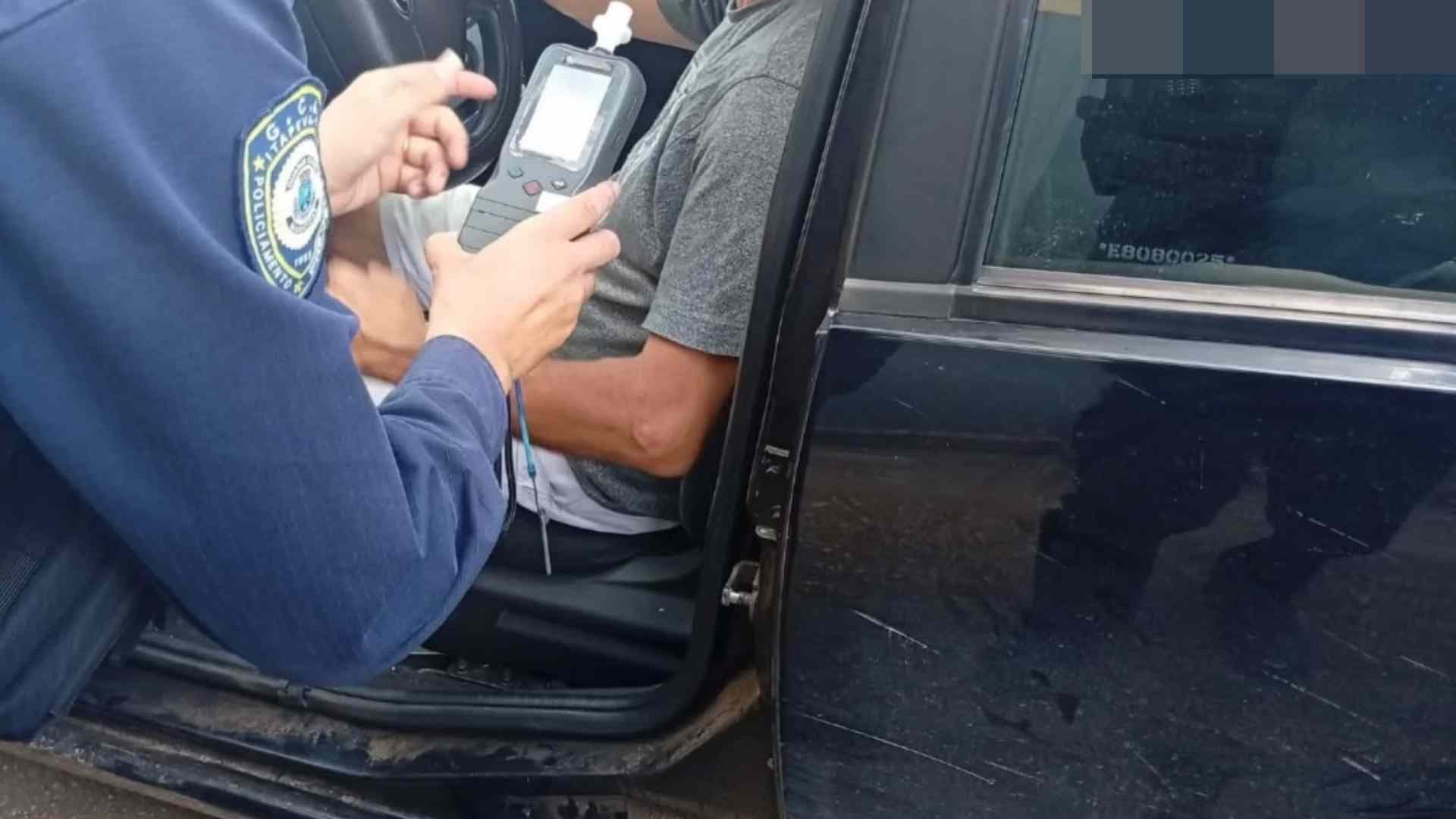 Motorista é preso por embriaguez ao volante após perseguição e colisão em Itapeva