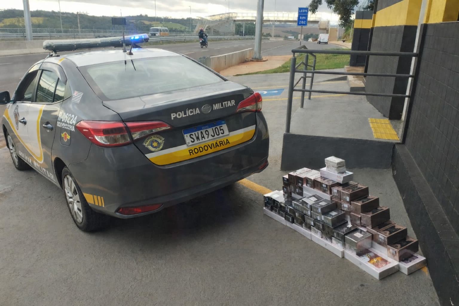 Policiamento Rodoviário de Itapeva prende homem por importunação sexual e apreende perfumes e medicamentos contrabandeados