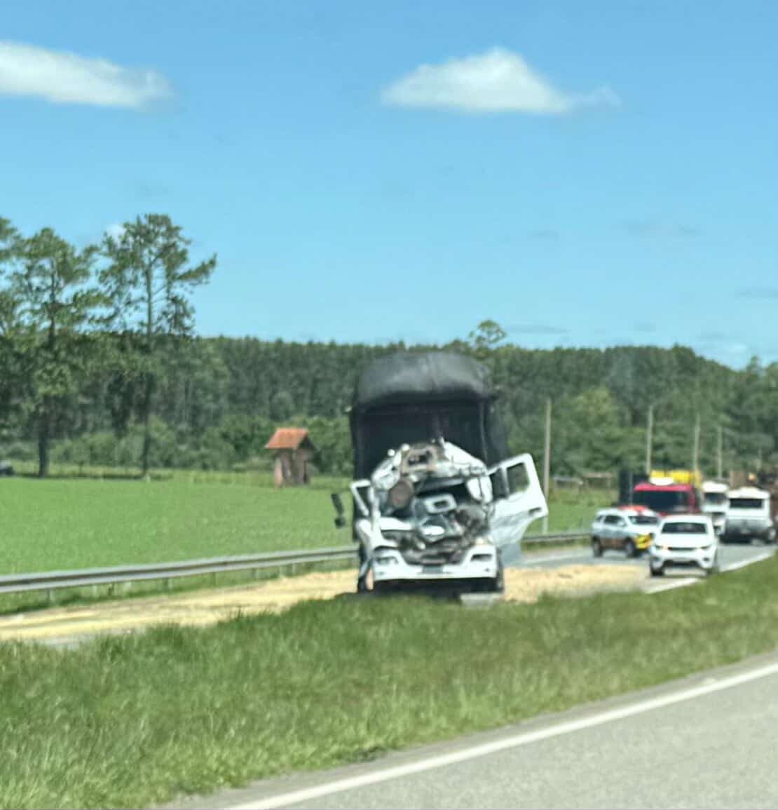 Colisão entre caminhões deixa motorista ferido na SP-127 em Itapetininga