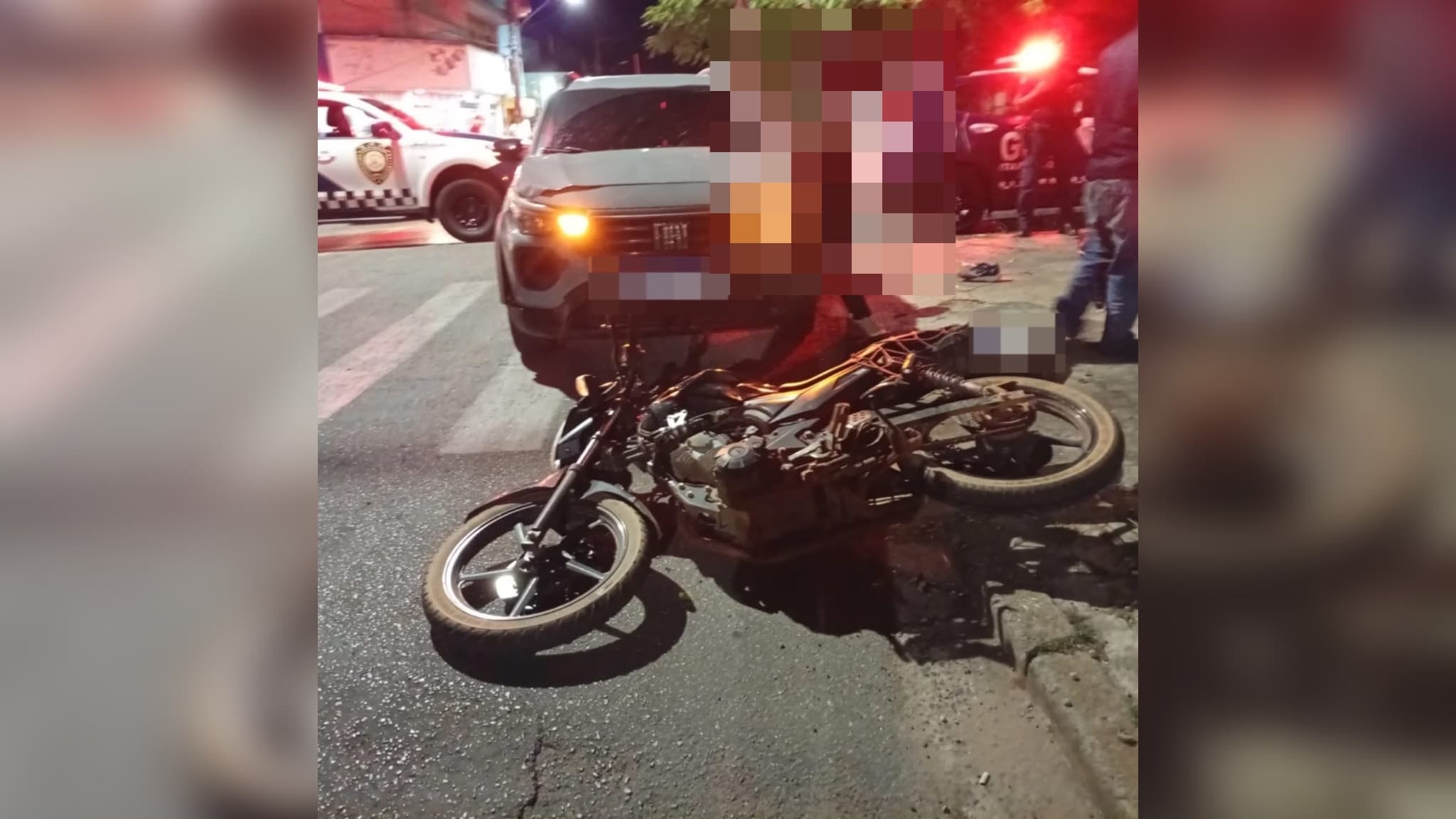 Motociclista fica ferido após colisão com carro e é socorrido à Santa Casa