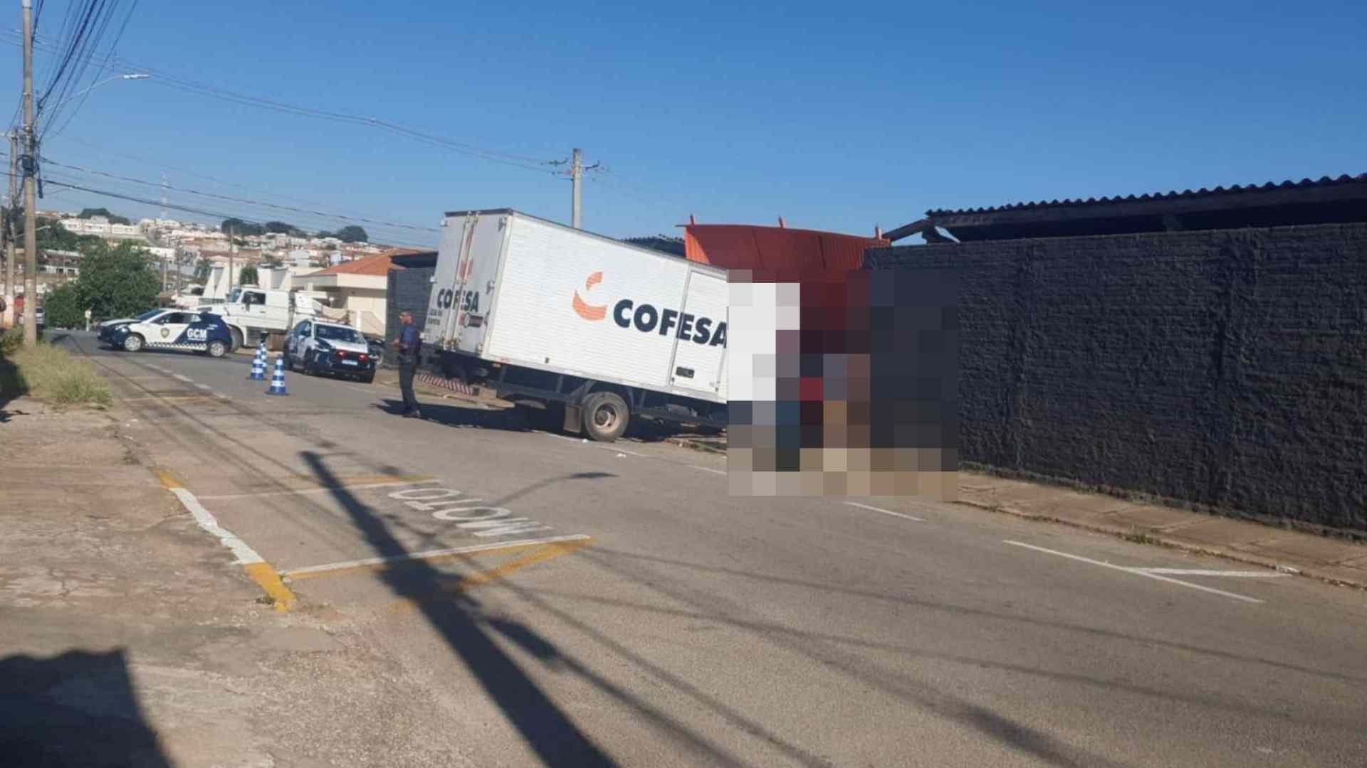 Caminhão desgovernado atinge portão de oficina no centro de Itapeva
