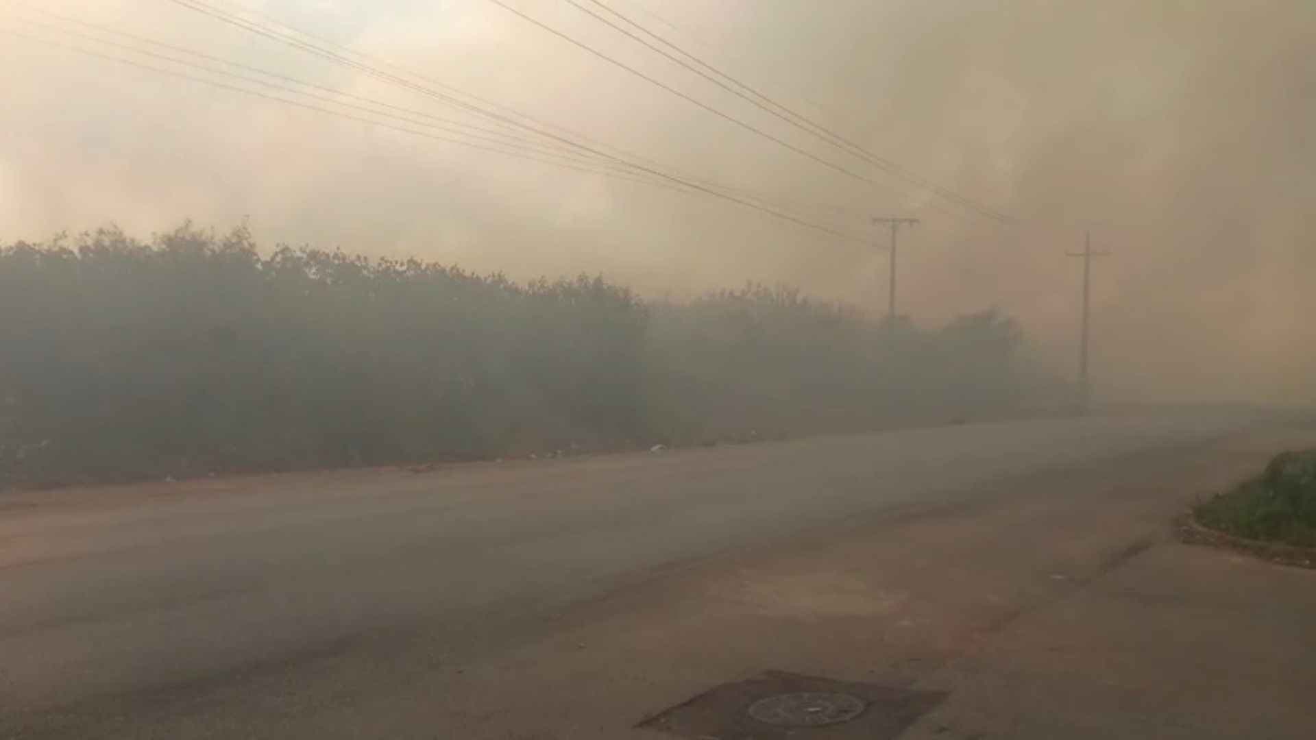 Fumaça intensa de incêndio em antigo aterro atinge moradores da Vila Santa Maria e Jardim Bonfiglioli