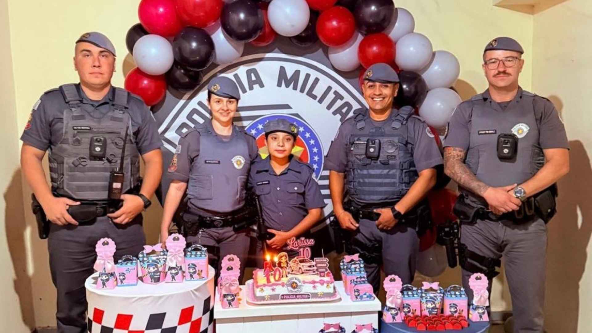Policiais Militares do 54º BPM/I participam de aniversário de 10 anos de criança e emocionam família