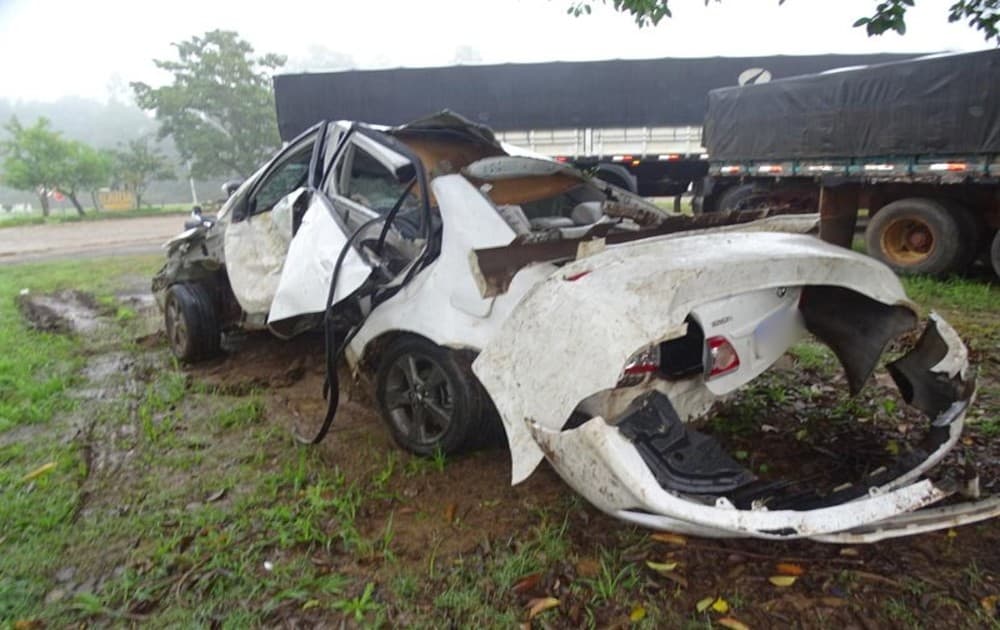 Carro bate contra árvore e deixa uma pessoa ferida na SP-281 em Itaporanga