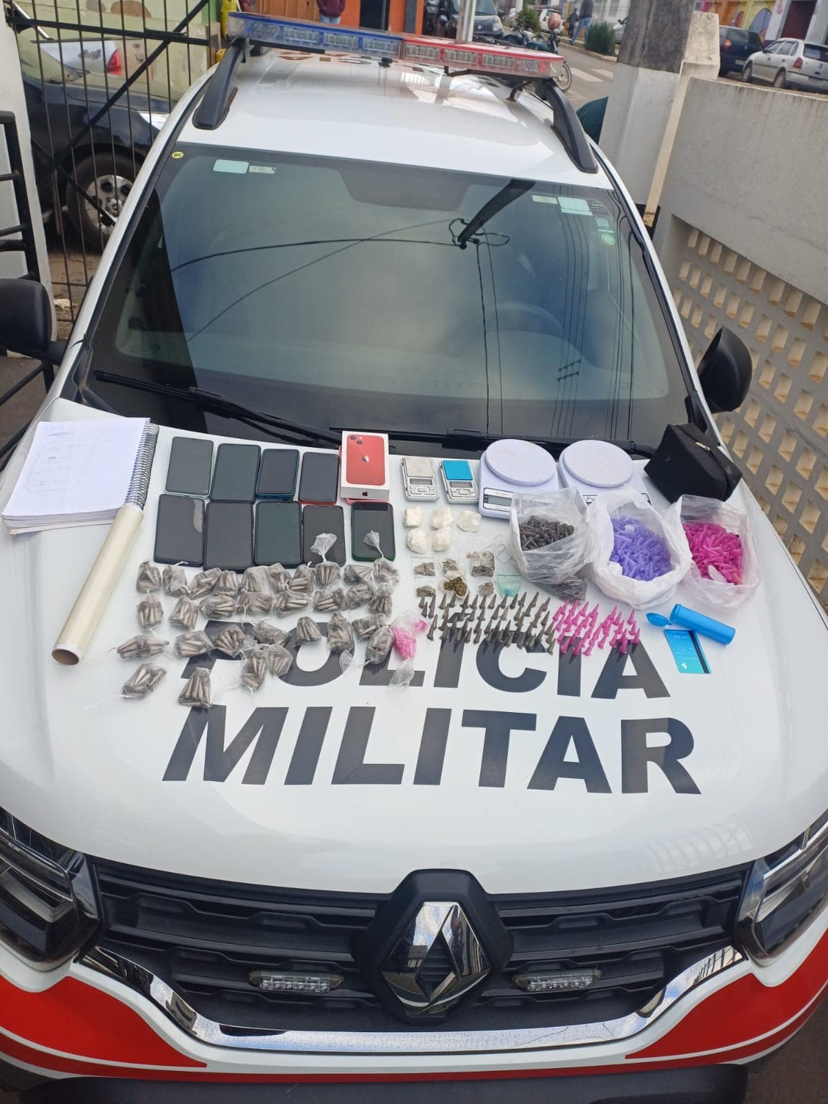 Adolescente é apreendido e polícia encontra grande quantidade de drogas e objetos furtados em residência em Ribeirão Branco